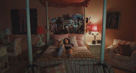 Movie Bedroom, 2000s Room, Y2k Bedroom, Jennifer's Body, Girly Room, Room Deco, Cute Room Ideas, Pretty Room, Dreamy Room