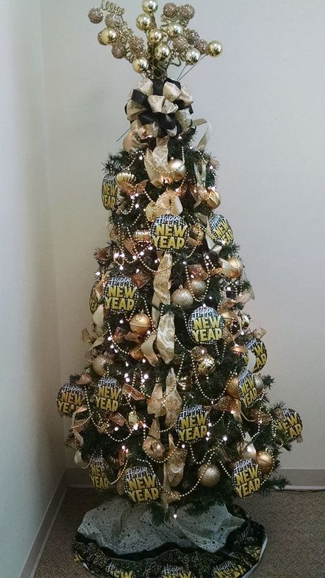 New Year Tree (January 2018) January Tree Decorating Ideas, January Christmas Tree Ideas, Year Around Christmas Tree, New Year’s Eve Christmas Tree, New Years Tree Ideas, New Years Christmas Tree, Holiday Trees Year Round, Year Round Christmas Tree Ideas, New Years Eve Tree