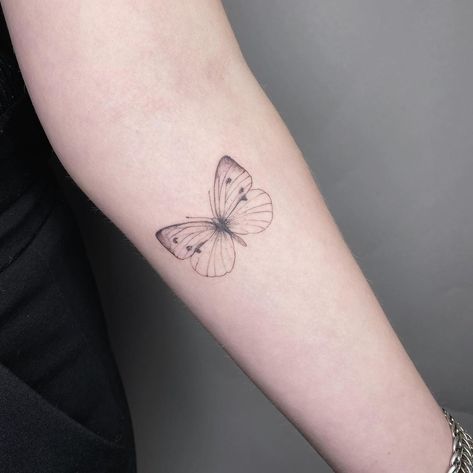 Cabbage Rose Tattoo, Butterfly Tattoo Outline, Cabbage White Butterfly, White Butterfly Tattoo, Feminine Shoulder Tattoos, Cabbage Butterfly, Butterfly Tattoo Meaning, Flying Tattoo, Dragonfly Tattoo