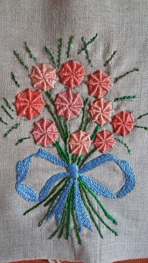 Bouquet!!! | por Deia Dalle Long Short Stitch Embroidery, Long And Short Embroidery Designs, Embroidery Designs Motifs, Simple Embroidery Flowers, Long Short Stitch, Short Embroidery, Bordado Jacobean, Brazilian Embroidery Stitches, Long And Short Stitch