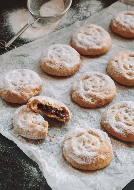 Egyptian Desserts Easy, Kahk Cookies, Kahk Recipe, Egyptian Dinner, Egyptian Bread Recipe, Egyptian Dessert Recipes, Biscuits Photography, Egyptian Cookies, Egyptian Bread