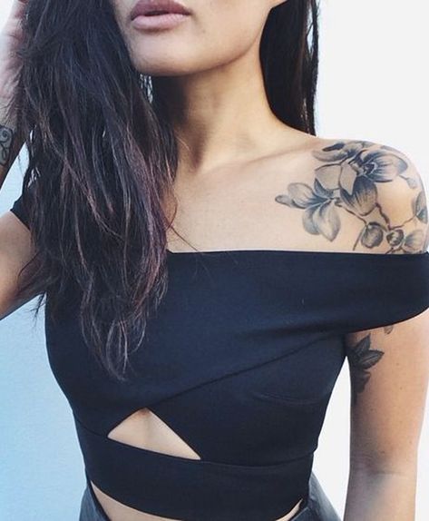 Shoulder And Arm Tattoo, Women's Shoulder Tattoo, Feminine Shoulder Tattoos, Shoulder Tattoo Ideas, Front Shoulder Tattoos, Shoulder Cap Tattoo, Girl Shoulder Tattoos, Tattoo Son, Girls With Sleeve Tattoos