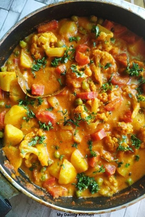 Korma Curry Vegetarian, Chicken Soup Easy, Vegan Korma, Vegetable Korma Recipe, Indian Vegetable Curry, Veg Kurma, Vegetable Korma, Soup Potato, Vegetable Curry Recipes