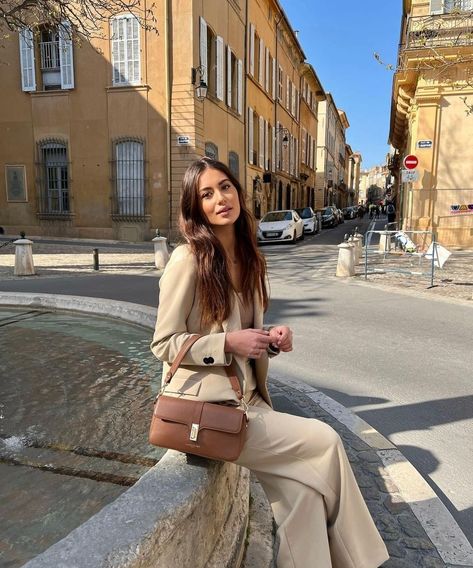 Camel Bag Outfit, Burberry Bag Outfit, Brown Purse Outfit, Baguette Bag Outfit, Lancaster Bag, Shoulder Bag Outfit, Purse Outfit, Bag Outfit, Brown Purses