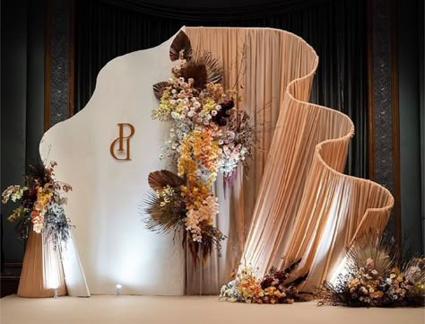 Acrylic Arch Wedding, Wedding Backdrop Design Backgrounds, Backdrop For Wedding Reception, Backdrop Design Ideas, Florist Instagram, Backdrop For Wedding, Reception Backdrop, Wedding Background Decoration, Wedding Reception Design