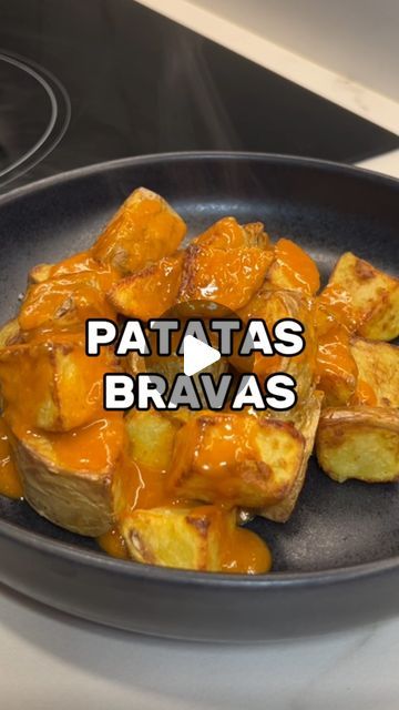 Eva Quintanilla on Instagram: "España se lució cuando crearon las patatas bravas!!! jajajajaja a mi me encantan y las pediría SIEMPRE 🤤 les paso la receta de cómo las hice

para las papás en la freidora de aire estuvieron 25 min a 190C pero las pueden freír en aceite normal!! 
para la salsa brava:
- aceite de oliva 
- 1/4 cebolla blanca
-2 dientes de ajo 
- 2 cdas harina de trigo 
- 1 cda de paprika picante (o al gusto) 
-1 taza de caldo 
-sal y pimienta 

a mi me gusta acompañarlas con mayonesa de ajo que les subiré en mis historias 🥰" Salsa Brava, April 22, Salsa, Chef, On Instagram