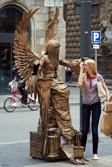 Estatuas vivientes en Rambla St. Josep, Barcelona Barcelona Attractions, Visiting Spain, Barcelona Street, Street Performers, Living Statue, Vampire Cat, Iberian Peninsula, Barcelona City, Street Performance