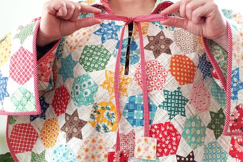 How to Make a Quilted Poncho - WeAllSew Quilted Poncho Pattern, Quilt Poncho, Quilted Poncho, Repurposed Quilt, Quilt Retreat, Poncho Pattern, Old Quilts, Straight Stitch, Mini Quilt