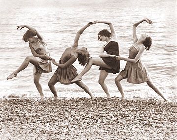 Beware! Irresponsible Middle-Aged Drinkers On The Loose Isadora Duncan, Mode Retro, Dance Movement, Foto Tips, Skateboarder, Foto Vintage, Foto Art, Dance Photos, Modern Dance