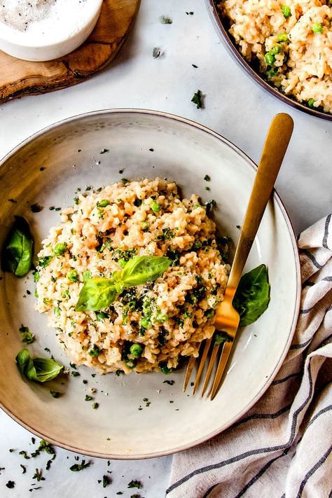 top view of a serving of favorite risotto recipe with a gold fork Garlic Parmesan Risotto, Oven Risotto, Risotto With Peas, Spinach Risotto, Best Risotto, How To Make Risotto, Parmesan Risotto, Carlsbad Cravings, Creamy Rice