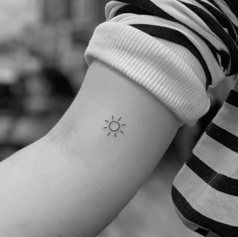 Simple Sun Tattoo, Tattoo Sonne, Sun Tattoo Small, Minimalist Tattoo Meaning, Minimalist Tattoo Small, Sun Tattoo Designs, Tattoo Line, Palm Tattoos, Tattoos Geometric