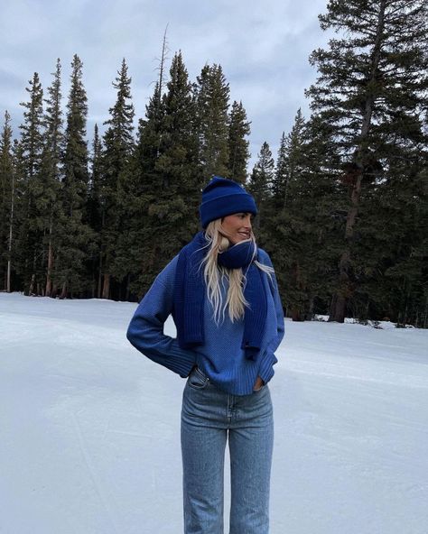 Blue Beanie Outfit, Winter Cabin Outfit, Mountain Outfit Winter, Cabin Trip Outfit, Cabin Outfit, Beanie Outfit, Mountain Outfit, Modern Street Style, Ski Outfit