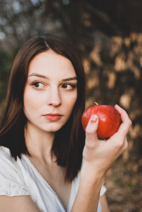 Apple Photography Creative, Eating Apple Reference Drawing, Photoshoot With Apples, Eating Apple Photography, Person Eating Apple, Holding Apple Pose, Holding Apple Reference, Woman Eating Apple, Apple Photoshoot