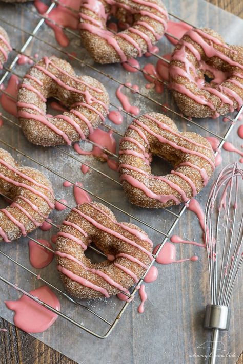 Baked apple cider donuts rolled in cinnamon sugar and topped with pomegranate glaze. Perfect for fall and so moist! Pomegranate Glaze, 40 Aprons, Vegan Doughnuts, Vegan Breads, Apple Cider Donuts Baked, Apple Donuts, Pastel Cupcakes, Vegan Donuts, Vegan Apple