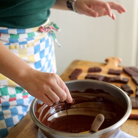 The Best Chocolate for Melting & Dipping: Pro Tips from a Pastry Chef Ingredient Intelligence Chocolate For Dipping, Melt Chocolate For Dipping, Chocolate Stains, How To Temper Chocolate, Clean Baking, Chocolate Company, Chocolate Dipped Strawberries, Storage Tips, Strawberry Dip