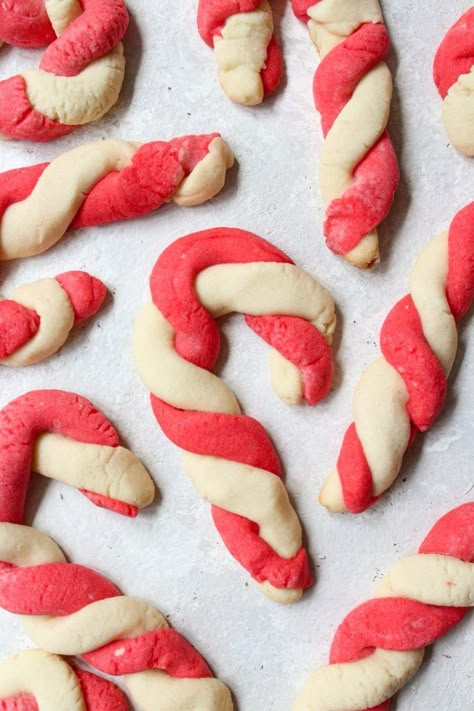 Candy Cane Shortbread Cookies - Sweets by Elise Candy Cane Shortbread Cookies, Strawberry Crinkle Cookies, Christmas Bakes, Recipe Hacks, Candy Cane Cookies, Kiss Cookies, Blossom Cookies, Cookies Soft, Strawberry Cookies