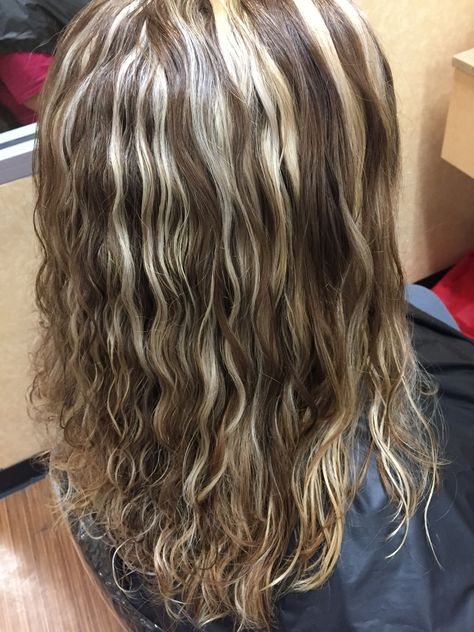 Chunky Blonde Highlights, Highlights Red, Skunk Hair, Brown Wavy Hair, Blonde Highlights On Dark Hair, Dyed Curly Hair, Chunky Highlights, Highlights Curly Hair, Brown Curly Hair