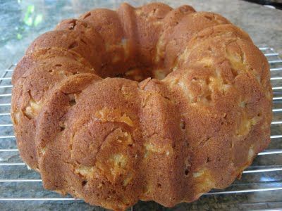 Organic Apple Pear Bundt Cake with White Whole Wheat Flour Apple Pie Dump Cake, Rum Bundt Cake, Cake Apple, Apple Bundt Cake, Pear Cake, Canned Apples, Seasonal Fruit, Pineapple Rum, Rum Cake