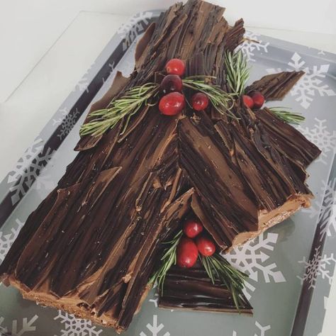 Christmas Log Cake, Hazelnut Filling, Yule Log Recipe, Christmas Yule Log, Chocolate Yule Log, Yule Log Cake, Christmas Buffet, Christmas Dinners, Christmas Log