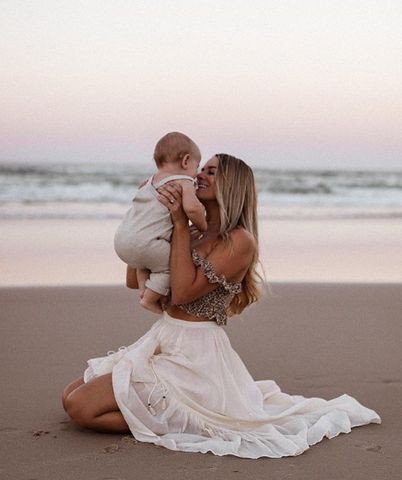 Beach Baby Photography, Baby On The Beach, Baby Beach Pictures, Torturi Baby Shower, Baby Beach Photos, Strand Foto's, Beach Photoshoot Family, Mother Baby Photography, Beach Photography Family