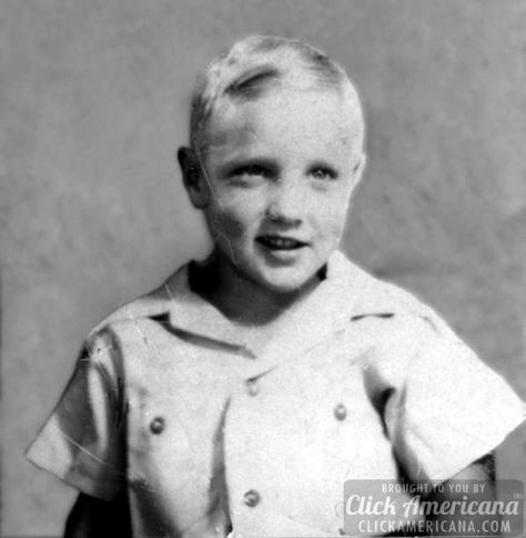 Young Elvis: Elvis Presley as a child Elvis Presley Family, Sean Leonard, Elvis Presley Images, Very Important Person, Young Elvis, Elvis And Priscilla, Andrew Jackson, Young Celebrities, Elvis Presley Photos