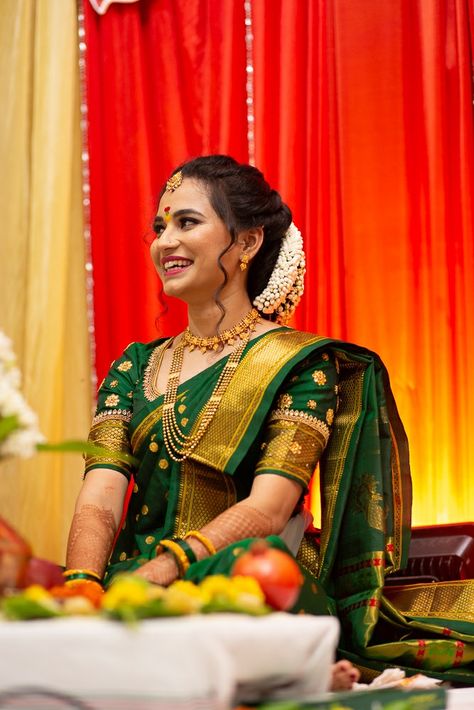 Jewellery For Maharashtrian Bride, Green Saree Look For Engagement, Marathi Bride Green Saree, Marathi Engagement Look Green Saree, Marathi Wedding Reception Look, Navri Saree Look Marathi, Green Paithani Blouse Designs Latest, Maharashtrian Bridal Blouse Designs, Maharastrian Engagement Look