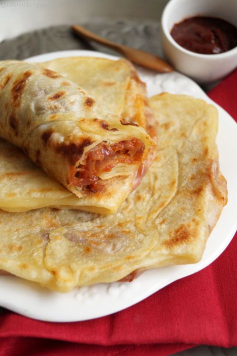 Mahjouba - Algerian pancakes filled with tomatoes & onions - street food Arabisk Mat, Arabisk Mad, Algerian Recipes, Läcker Mat, Moroccan Food, Think Food, Middle Eastern Recipes, African Food, Quesadillas