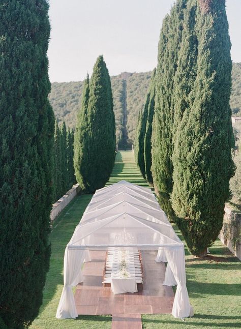 White Wedding Table Decor, Villa Cetinale, Best Destination Wedding, Elegant Wedding Centerpiece, Romantic Wedding Receptions, Martha Weddings, Elegant Wedding Reception, Luxury Destinations, Luxury Destination Wedding