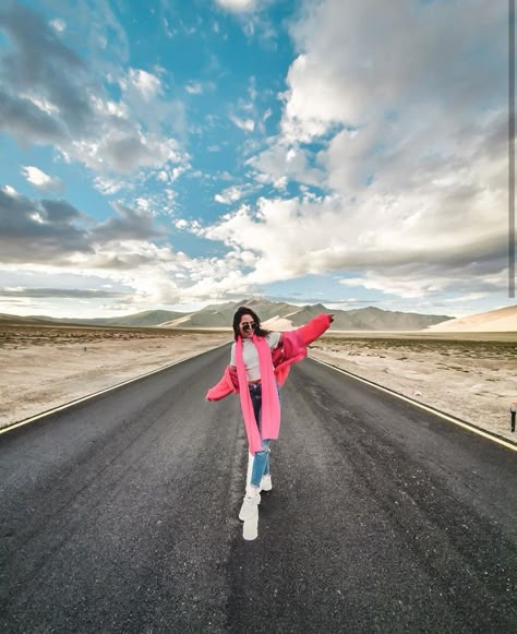 Trip Outfit Summer, Say No To Plastic, Road Trip Photography, Snow Photoshoot, Travel Pose, Leh Ladakh, Travel Picture Ideas, Video Call With Boyfriend Screen Photo, Snow Trip