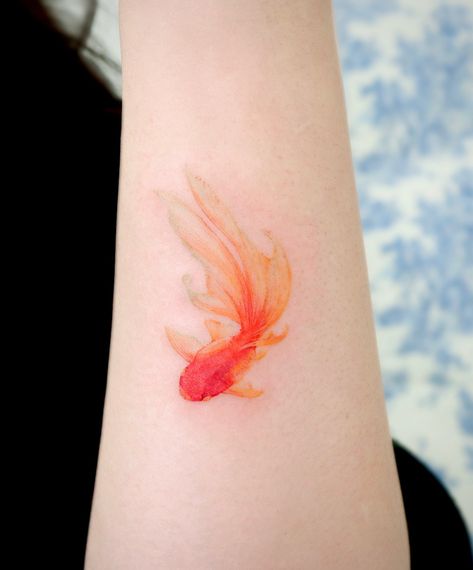 Goldfish Tattoo Simple, Goldfish Tattoo Design, Poetic Tattoos, Tattoo Ideas Watercolor, Goldfish Tattoo, Tiny Tats, Mother Nature Tattoos, Bright Tattoos, Korean Tattoos