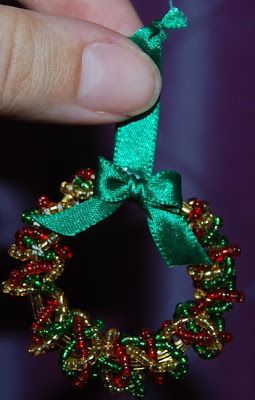 Beaded Wreath, Beaded Christmas Decorations, Tree Tutorial, Diy Jul, Wreath Ornament, Beaded Christmas Ornaments, Christmas Bead, Beaded Crafts, Christmas Ornament Crafts