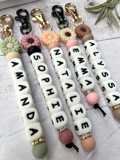 Letter Beads Keychain, Things To Make With Silicone Beads, Silicone Bead Keychain Ideas, Bubblegum Pens, Diy Beaded Keychain, Silicone Bead Ideas, Bridemaid Proposal, Silicon Beads, Silicone Bead Keychain