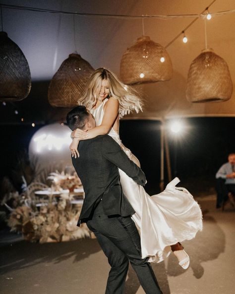 Wedding inspo • Instagram Wedding First Dance Black Couple, Wedding Photography First Dance, Wedding Photos Dancing, Dancing Wedding Photos, Wedding First Dance Photos, First Dance Photography, First Dance Wedding Photos, Wedding Dancing Photos, Wedding Dance Pictures