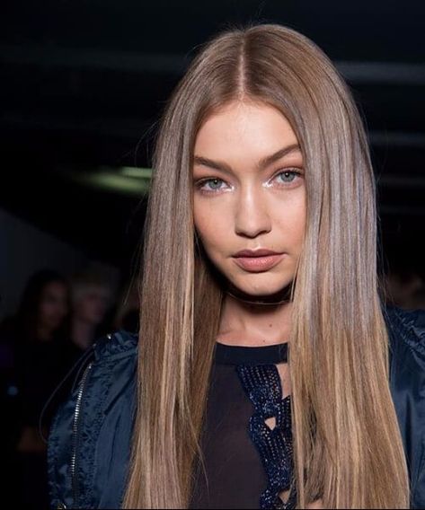 Gigi Hadid Natural, Natural Hair Colour, Hollywood Curls, Dark Blonde Hair Color, Dirty Blonde Hair, All Hairstyles, The Best Makeup, Dark Blonde Hair, Nails 2021