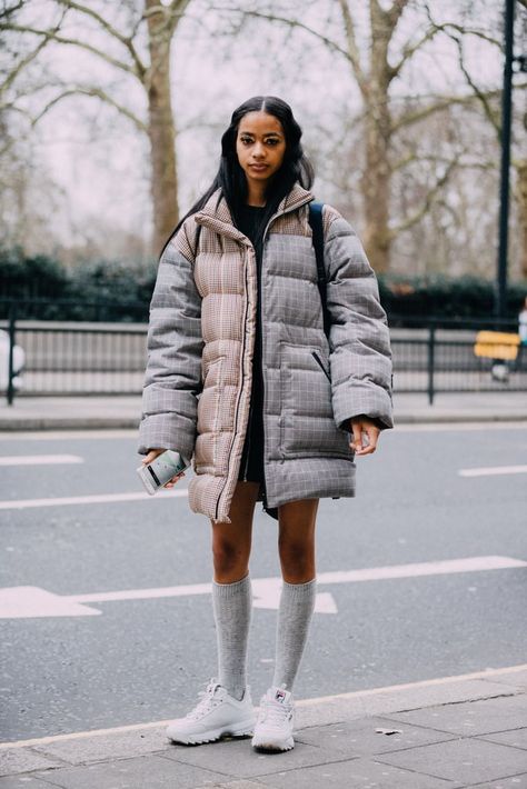 Winter Outfit Idea: A Really Big Jacket and Cool Sneakers Big Jacket Outfits Street Style, Winter Street Style 2020, Big Jacket Outfits, Big Winter Jacket, Big Jacket, Casual Street Fashion, Armor Clothing, Socks Sneakers, Handbags And Purses