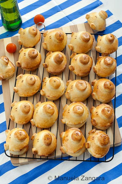 Pizza Flavoured Piggy Buns Piggy Buns, Store Bought Snacks, Snacks Homemade, Menu Healthy, Savoury Snacks, Healthy Toddler Snacks, Fingerfood Party, Peppa Pig Birthday Party, Healthy School