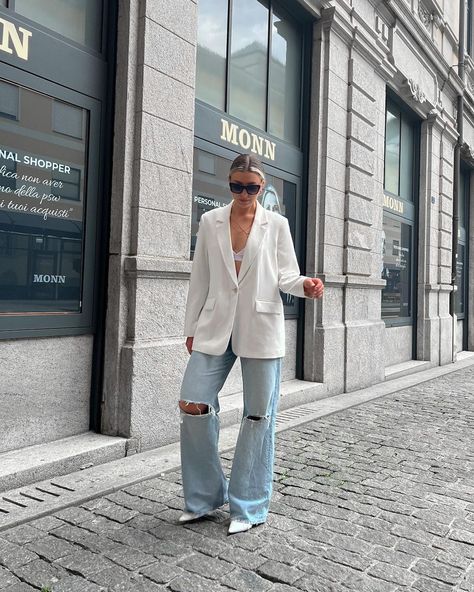 White Blazer Dinner Outfit, Oversized Blazer Outfit White, Oversized Blazer Summer Outfit, Off White Oversized Blazer Outfit, Oversize White Blazer Outfit, Americana Blanca Outfits, Oversized Blazer Work Outfit, Bra With Blazer Outfit, White Blazer Outfit Winter