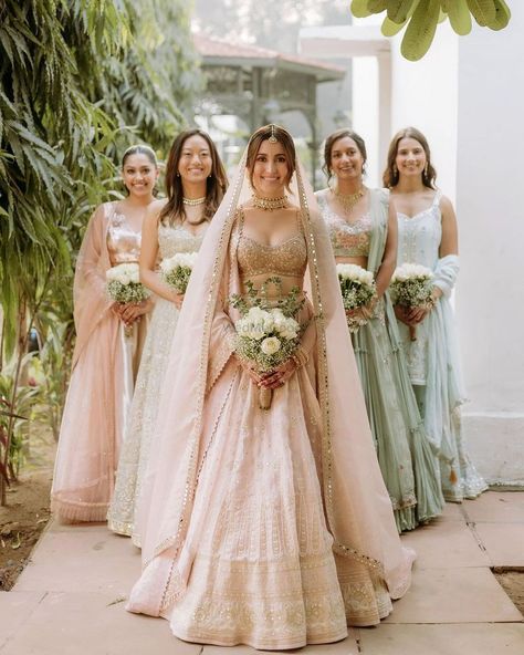 Bride Sister Poses Indian, Pose With Bridesmaid, Bride Poses With Bridesmaids, Wedding Pose For Bridesmaids, Bride And Sisters Wedding Photos, Desi Wedding Family Photos, Indian Bridesmaids Photoshoot, Bridal Photoshoot With Bridesmaid, Poses With Cousins In Wedding