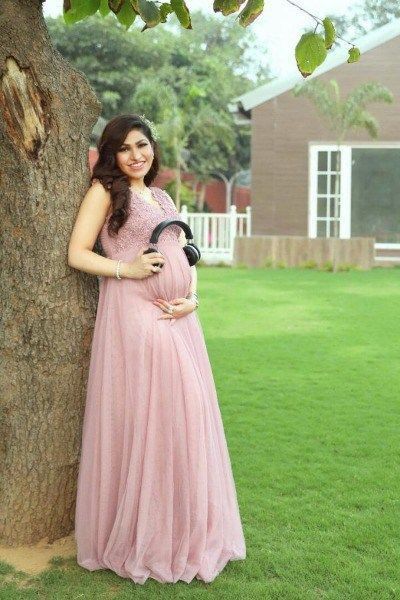 Indian Maternity Photos, Maternity Photo Dresses, Maternity Shoot Dresses, Couple Maternity Poses, Tulsi Kumar, Indian Maternity, Maternity Props, Baby Bump Photoshoot, Maternity Dresses Photography