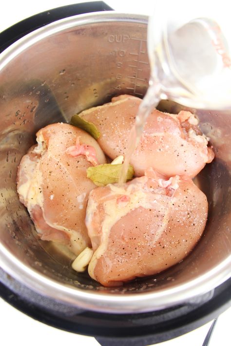 Steam Chicken In Instant Pot, Poached Chicken Instant Pot, Instant Pot Poached Chicken, Poached Chicken Breast Recipes, How To Poach Chicken, Poach Chicken, Ip Chicken, Chicken In The Instant Pot, Boiled Chicken Breast