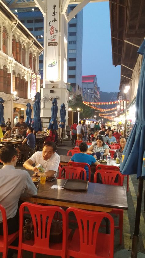 Singapore Foods, Singapore Street Food, Singapore Christmas, Chinatown Food, Singapore Chinatown, Singapore Street, Food In Singapore, Chinatown Singapore, Food Singapore