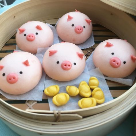 Instagram 上的 Baotisserie by Daryl：「 . Can't wait to celebrate Chinese New Year! It's pig 🐷 year. I've made some pig buns and #gold #金元寶  #🐷 #pigyear #2019  #chinesenewyear2019… 」 Animal Bao Buns, Character Bao Buns, Bakpao Character, Cute Bao Buns, Pig Squishy, Animal Shaped Foods, Chinese New Year Cake, Steam Buns, Chinese Bun