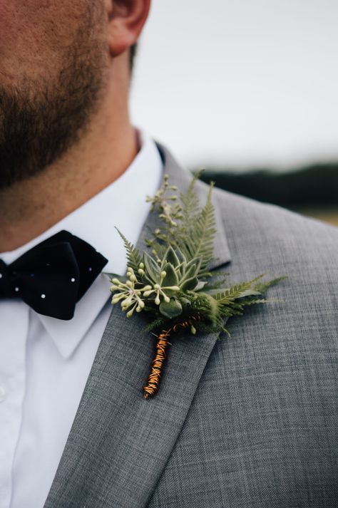 White And Copper Wedding, Copper Wedding Flowers, Copper Wedding Theme, Woodland Wedding Centerpieces, Copper Wedding Decor, Hunter Green Wedding, Green Boutonniere, Button Holes Wedding, Emerald Green Weddings