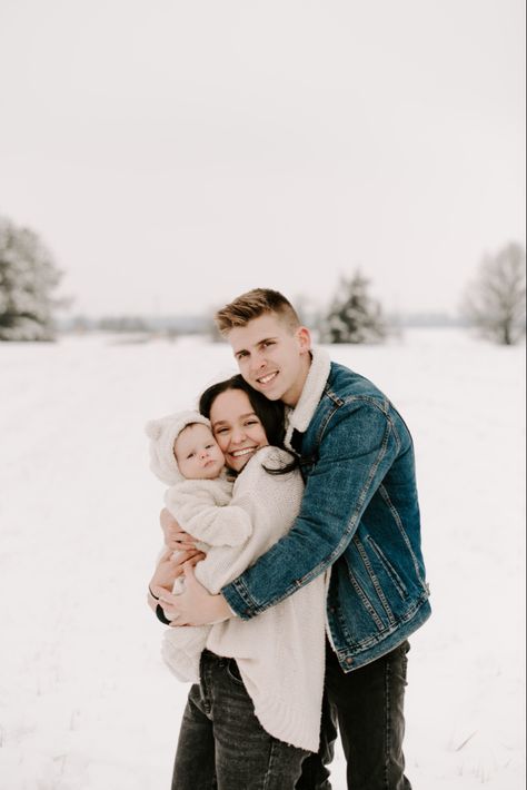 6 Month Old Winter Outfits, Husband Wife Daughter Pictures, Family Of Three Winter Photos, Outside Family Picture Ideas Winter, Winter Family Of 3 Photos, Winter Family Photos With Newborn, Snow Pictures Family, Family Of 3 Photoshoot Winter, Group Winter Photoshoot