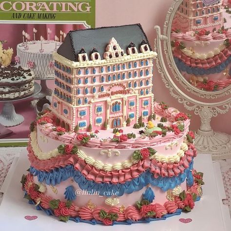 Whole Cake, The Grand Budapest Hotel, Pastel Cupcakes, 귀여운 음식 그림, Grand Budapest, Grand Budapest Hotel, Cute Baking, Pretty Dessert, Budapest Hotel