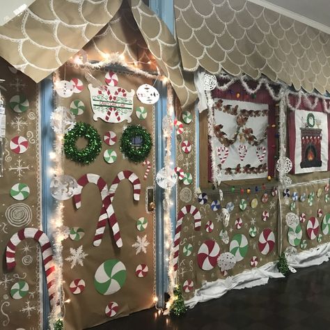 Christmas Hallway, Door Decorations Classroom Christmas, Classroom Christmas Decorations, Christmas Door Decorating Contest, Christmas Classroom Door, Christmas Door Decoration, School Door Decorations, Door Decorating Contest, Classroom Doors