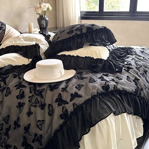 Duvet Covers Dark, Cama Twin, Darkly Inclined, Embroidery Bedding, Chambre Inspo, Dream Bedrooms, Dark Academia Style, Queen Bedding, Academia Style