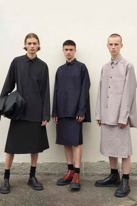 Boys In Skirts, Men Wearing Skirts, Gender Fluid Fashion, Genderless Fashion, Androgynous Fashion, Mode Inspo, Fashion Show Collection, Mens Fashion Trends, Mode Inspiration