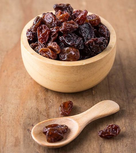 Raisins Benefits, Dried Raisins, Eating Alone, Homemade Muffins, Makanan Diet, People Food, Dried Fruits, Healthy Alternatives, Dried Fruit