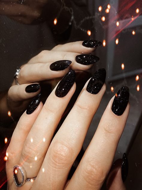 Sparkly Black Nails, Black Sparkle Nails, Black Almond Nails, Black Nails With Glitter, Goth Nails, Vernis Semi Permanent, Sparkle Nails, Black Nail, Dark Nails